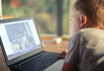 Школьники заходили на запрещённые сайты во время уроков в ЗКО