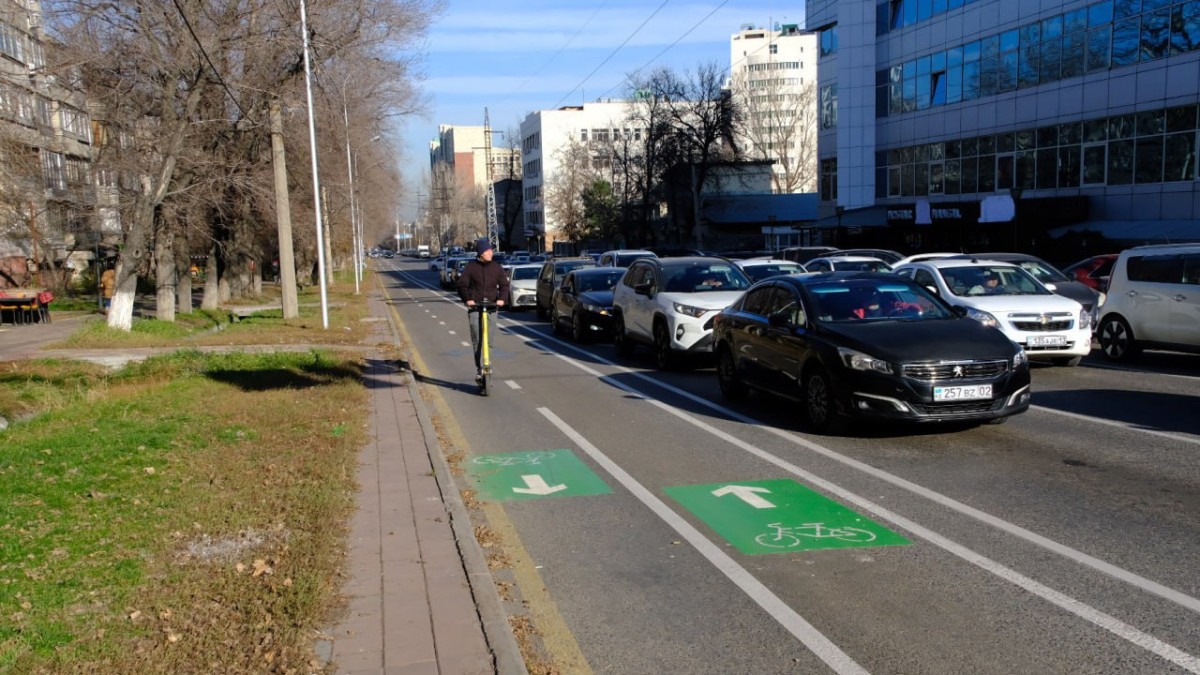 В Алматы ещё больше сузят полосы для легковых автомобилей