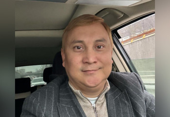 Шашын бояп тастаған Қайрат Әділгерей сынның астында қалды