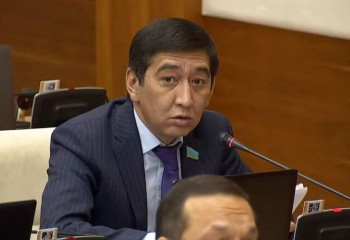 «Өзін-өзі өлтіруге дейін барады»: Ринат Зайытов телефонды шектеуге қатысты пікір білдірді