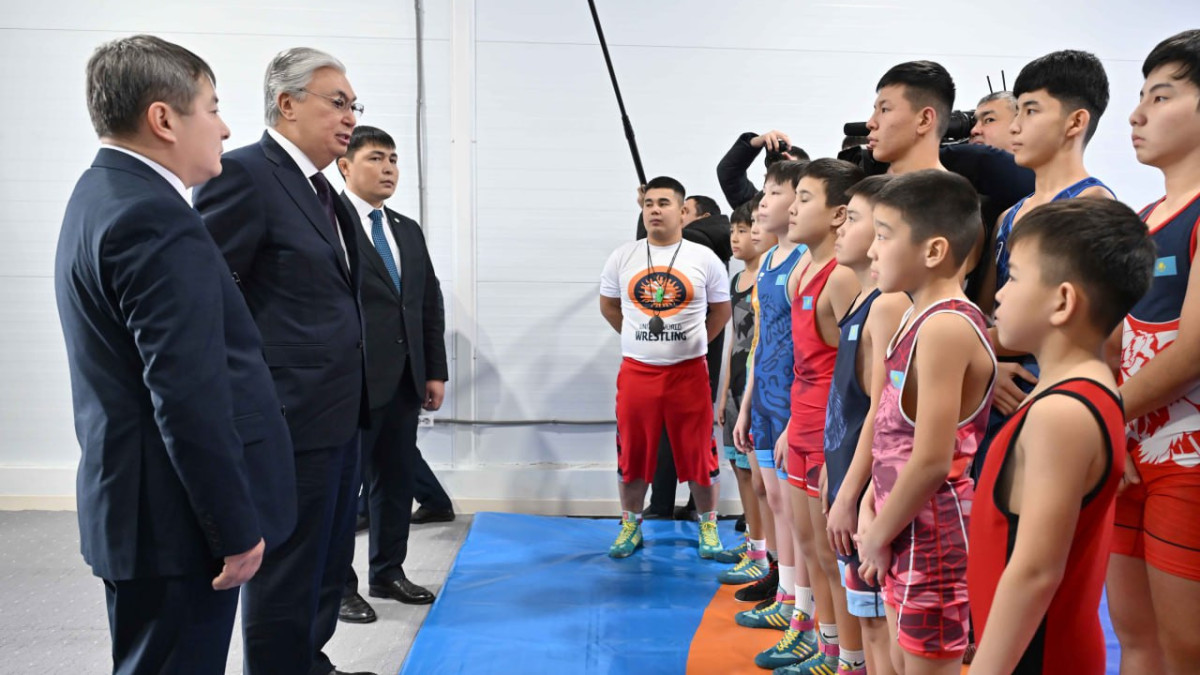 Токаев уверен, что у казахстанского футбола большое будущее – он встретился с юными спортсменами из актюбинского села