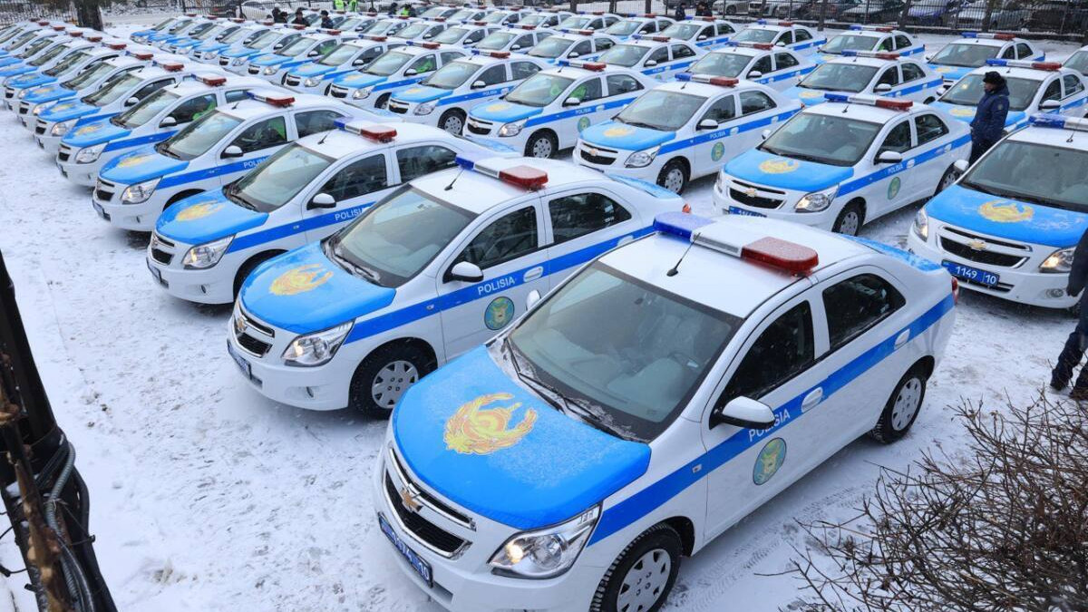 Аким Костанайской области передал 115 новых служебных авто полицейским
