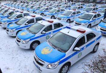 Аким Костанайской области передал 115 новых служебных авто полицейским