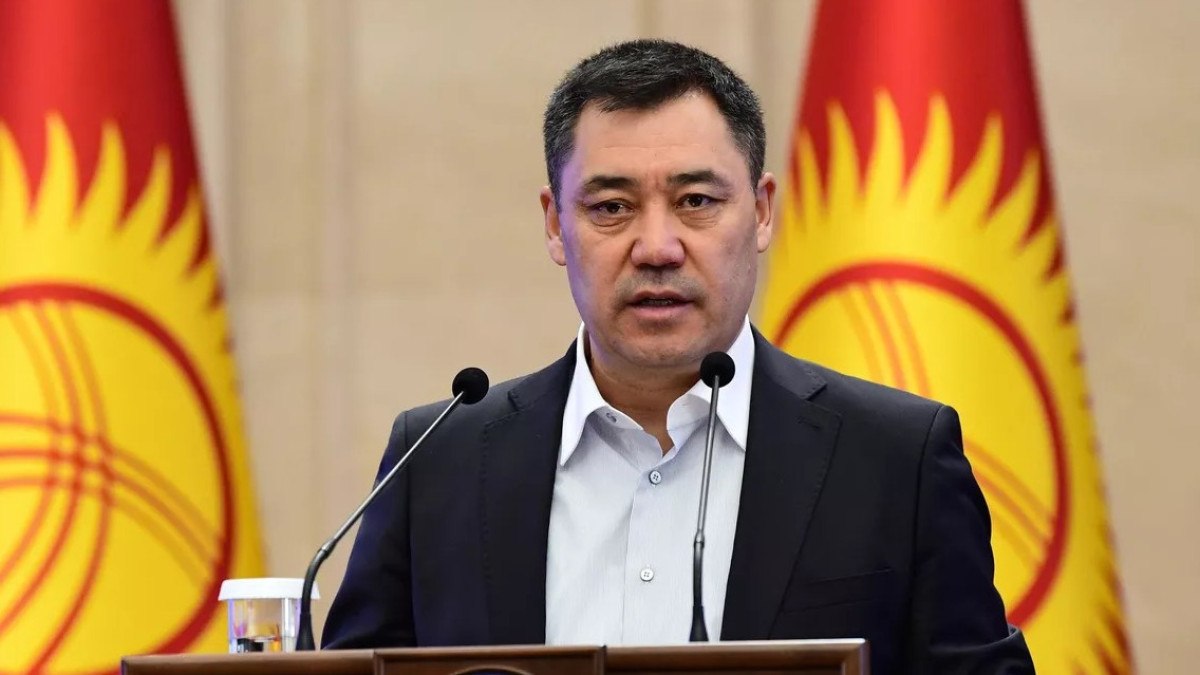 "Өте қарапайым адам". Қырғызстан президенті өзіне сыйлық беруге тыйым салды