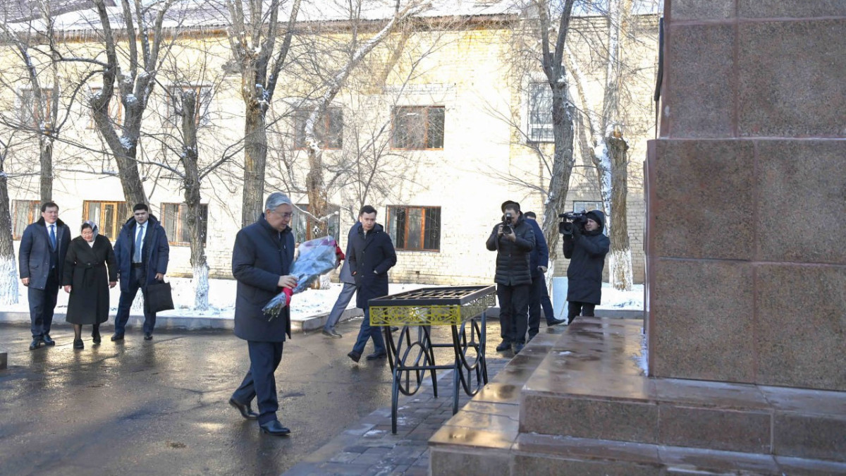 Токаев возложил цветы к памятнику Тахауи Ахтанову и Куандыку Шангитбаеву