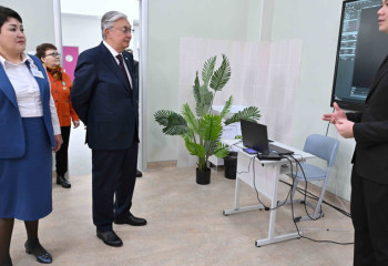 Касым-Жомарт Токаев посетил школу-гимназию Smart Bilim