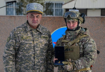 Военнослужащего Вооруженных сил, спасшего человека из горящего автомобиля, наградили медалью