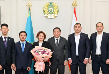 Аким Алматы Ерболат Досаев вручил призерам Сурдлимпиады сертификаты на получение жилья