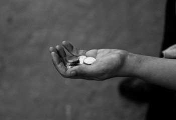 Алматыда ер адам сегіз жасар ұлын қайыр сұрауға мәжбүрлеген