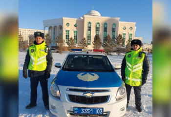 Полицейлер көлікте талмасы ұстап қалған азаматты құтқарды