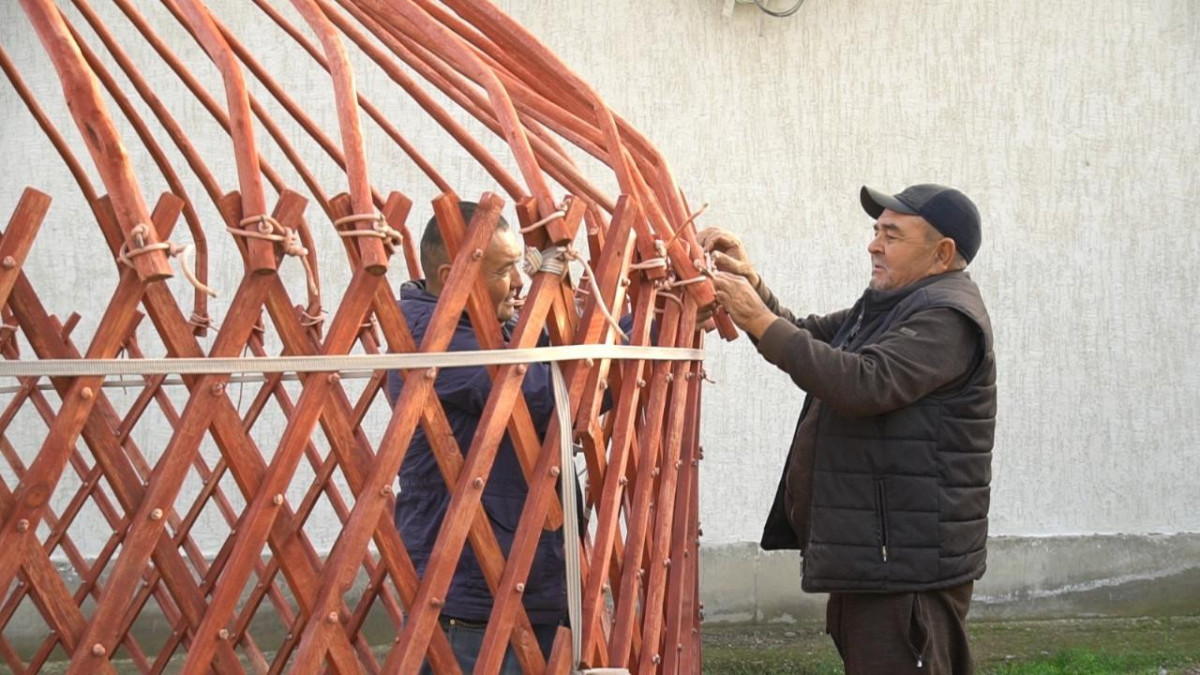 В выгодный бизнес превратила изготовление юрт многодетная семья из Туркестанской области