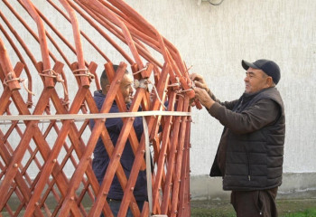 В выгодный бизнес превратила изготовление юрт многодетная семья из Туркестанской области