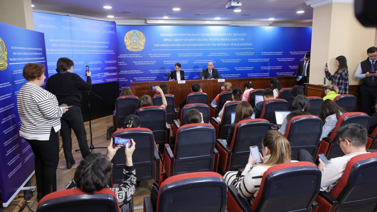 Министр Шарлапаев опроверг слухи о блокировке счетов АрселорМиттал Темиртау