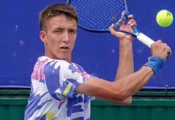 Казахстанский теннисист в драматичном матче пробился в финал турнира в Египте