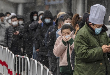 В Китае растет число детей с микоплазменной пневмонией. Чем опасна инфекция и как ее распознать