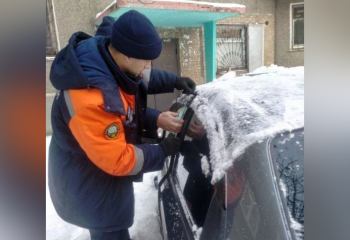 Годовалый ребенок остался один в машине зимой