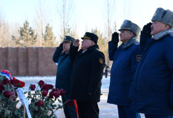 В Астане возложили цветы к памятнику генералу Панфилову