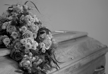 Немка из Казахстана, тоскуя по родине, попросила детей проводить её в последний путь под казахскую песню в Германии