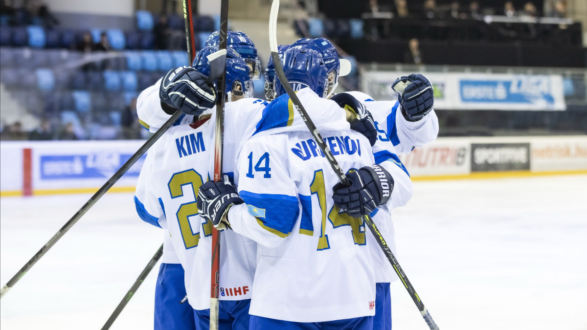 Казахстан успешно стартовал на молодежном чемпионате мира по хоккею