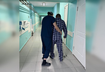 «Приехал на каталке, а ушел из больницы на своих ногах» - врачи спасли пациента от инвалидности в Алматы