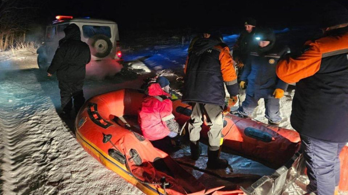 9 человек застряли на реке в Восточно-Казахстанской области