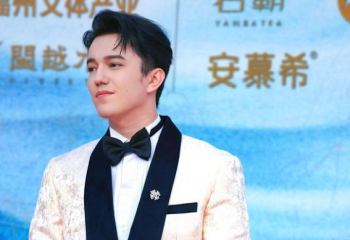 Микрофонсыз дуэт: Димаш ерекше өнерімен тағы тамсандырды