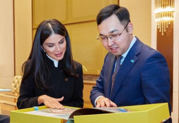 Тоқаевтың кеңесшісі Өзбекстан президентінің қызымен кездесті