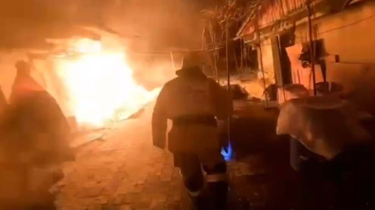 Пять человек спасли из горящего дома в Алматы