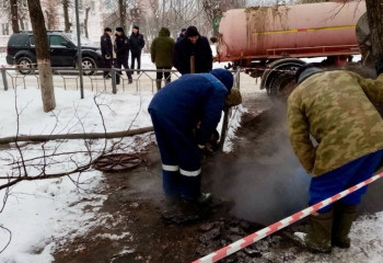 В кипящую яму в месте прорыва теплотрассы упали пять школьников
