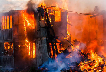 Алматыда өртеніп жатқан үйден бес адам құтқарылды