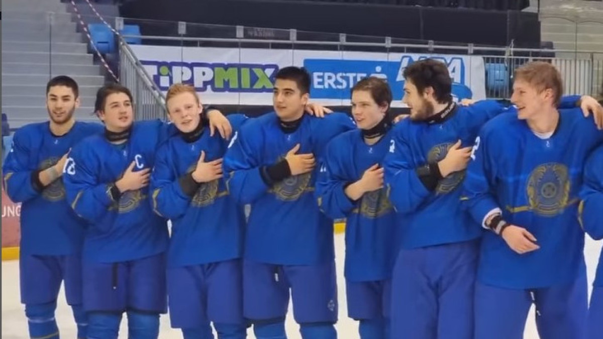 «Сами пойте»: хоккеистам молодежной сборной Казахстана после победы над Данией не включили гимн, они спели его без музыки