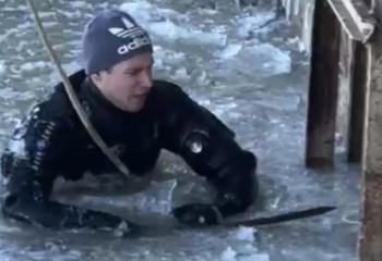 Водолаз спустился в ледяную воду и спас Атырау от ЧП после мороза