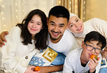 Актер Абай Асылхан 25 жасында қалай екі жасөспірімнің әкесі атанғанын айтты