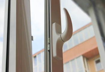 Өскеменде 4-қабаттан 14 жастағы бала құлап кетті