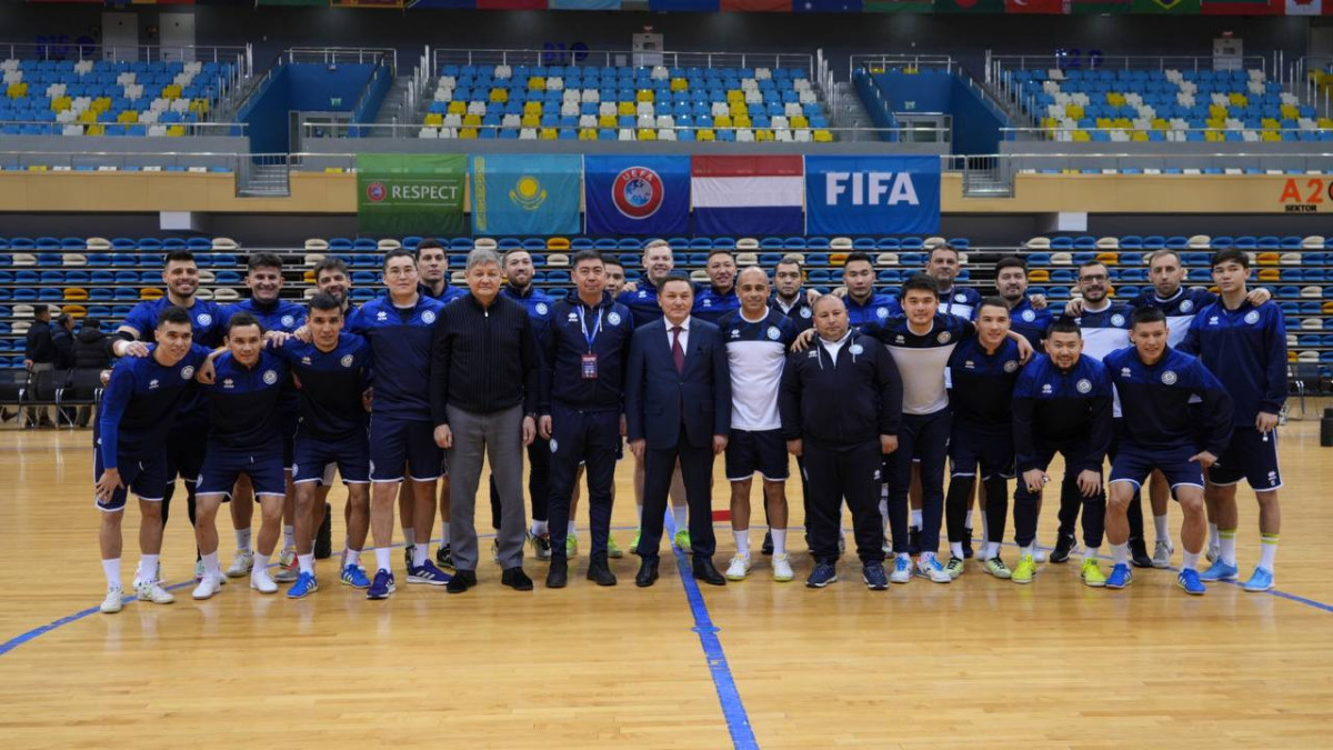 Министр туризма и спорта посетил тренировку казахстанской сборной по футзалу