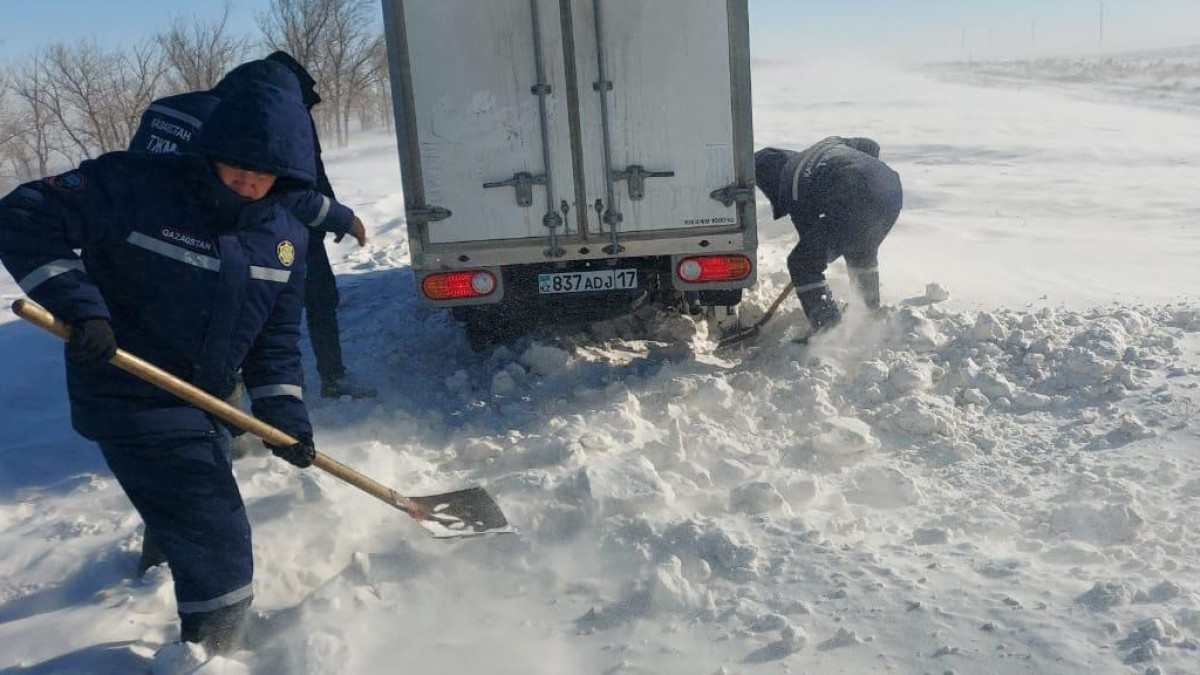 200 фур в снежном плену и сотни спасенных на дорогах – что сейчас происходит на трассах Казахстана, рассказали в МЧС