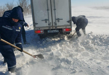 200 фур в снежном плену и сотни спасенных на дорогах – что сейчас происходит на трассах Казахстана, рассказали в МЧС