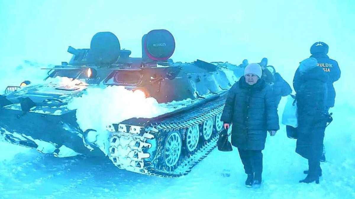 В Жамбылской области военные вызволяют водителей и пассажиров из снежного плена