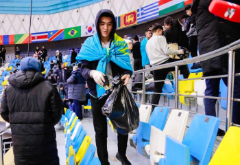 Матчтан кейін қоқыс жинаған елордалық жанкүйерлер жұрттың назарын еріксіз аударды