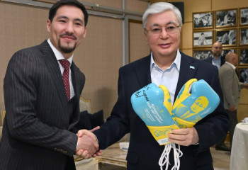 Жанибек Алимханулы подарил Касым-Жомарту Токаеву боксерские перчатки