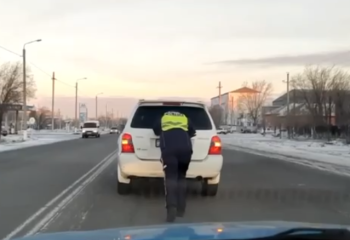 Қазақстандық полицейлер бір күнде аязда қалған 2 мыңнан астам азаматты құтқарды