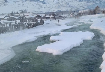 ШҚО-да 30 градус аязда өзен арнасынан шығып, тұрғын үйлерге жетті