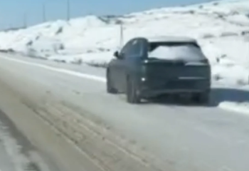 Аязда жолда қатып қалған электромобильдердің видеосы тарады