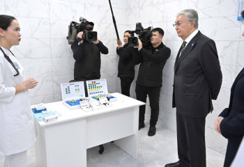 Токаев посетил новую поликлинику в Астане, в которой создается маммологический центр