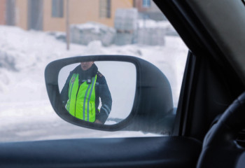 Шымкентте полицейлер аялдамада талмасы ұстап қалған азаматты құтқарды