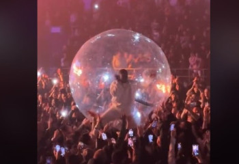 Akon прошелся по рукам на концерте в Алматы