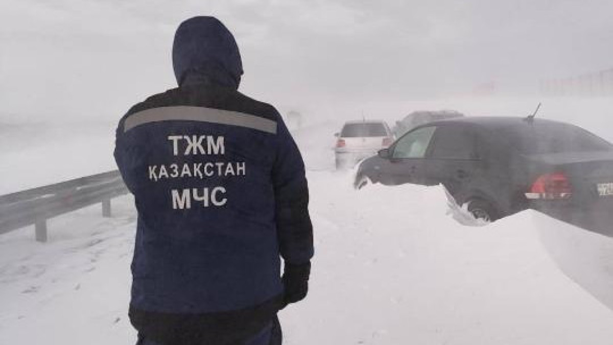 Свыше 5 тысяч человек эвакуировали из оставшегося в снежном плену автотранспорта