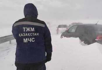 Свыше 5 тысяч человек эвакуировали из оставшегося в снежном плену автотранспорта