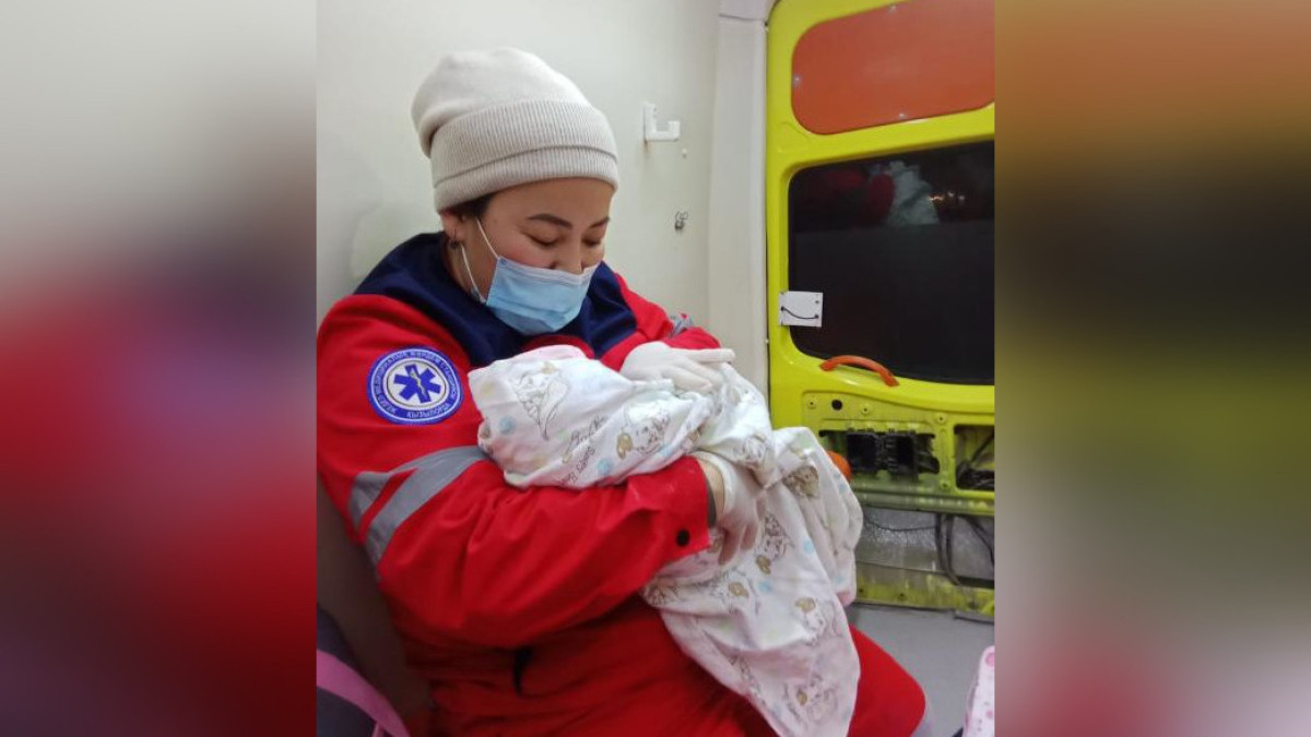 Женщина не доехала до больницы и родила в машине в Кызылординской области