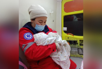 Женщина не доехала до больницы и родила в машине в Кызылординской области